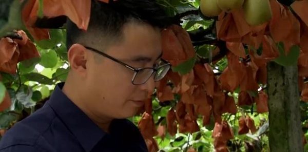 配资炒股官方 疫情逆袭：从0到9000万，他靠直播共享基地打出一片天！